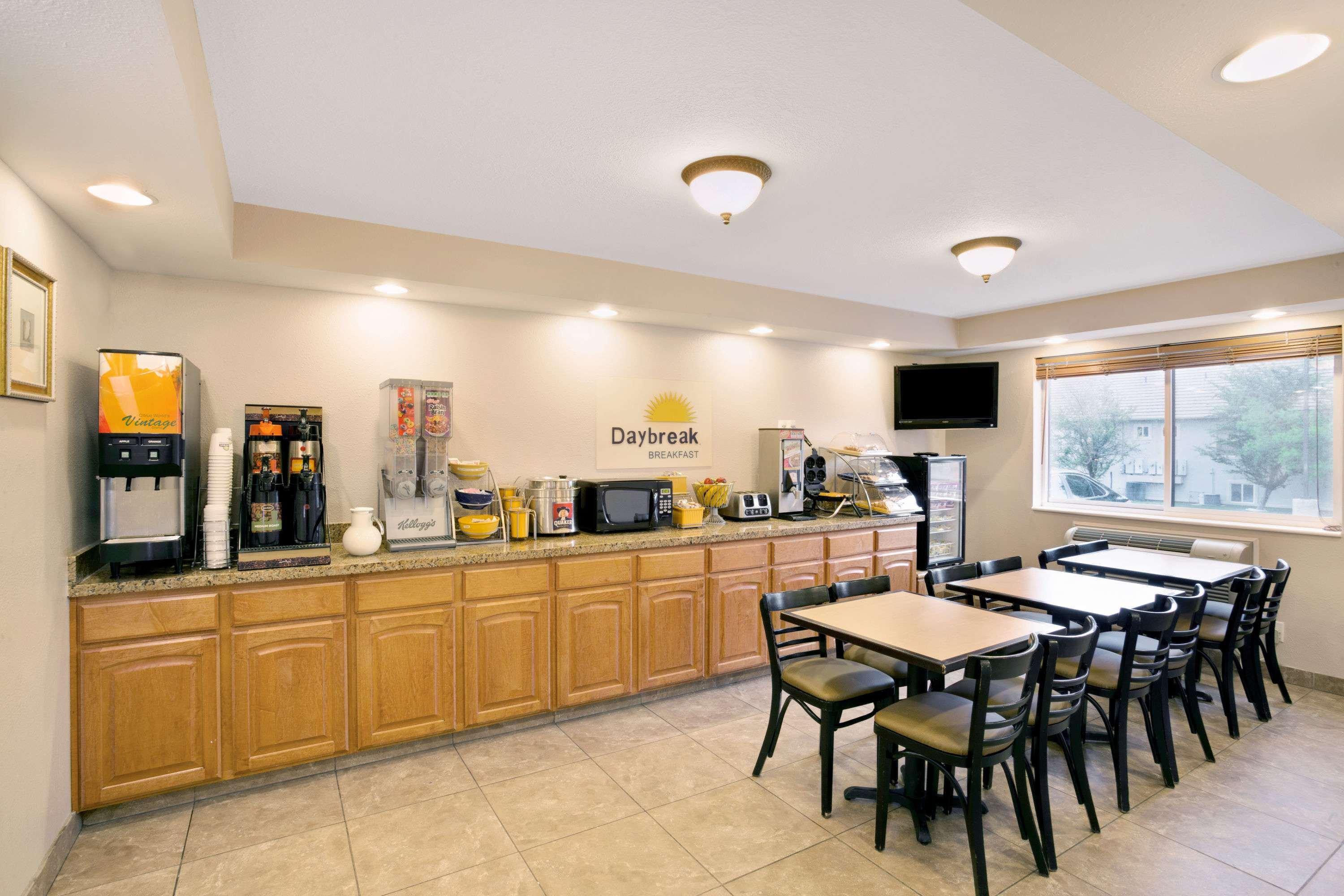Antelope Inn & Suites Clearfield Bagian luar foto