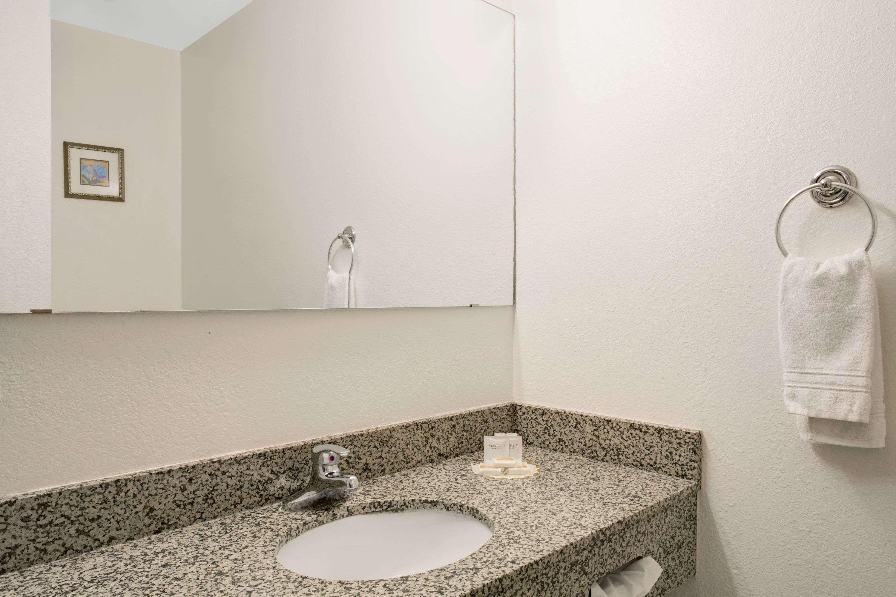Antelope Inn & Suites Clearfield Bagian luar foto