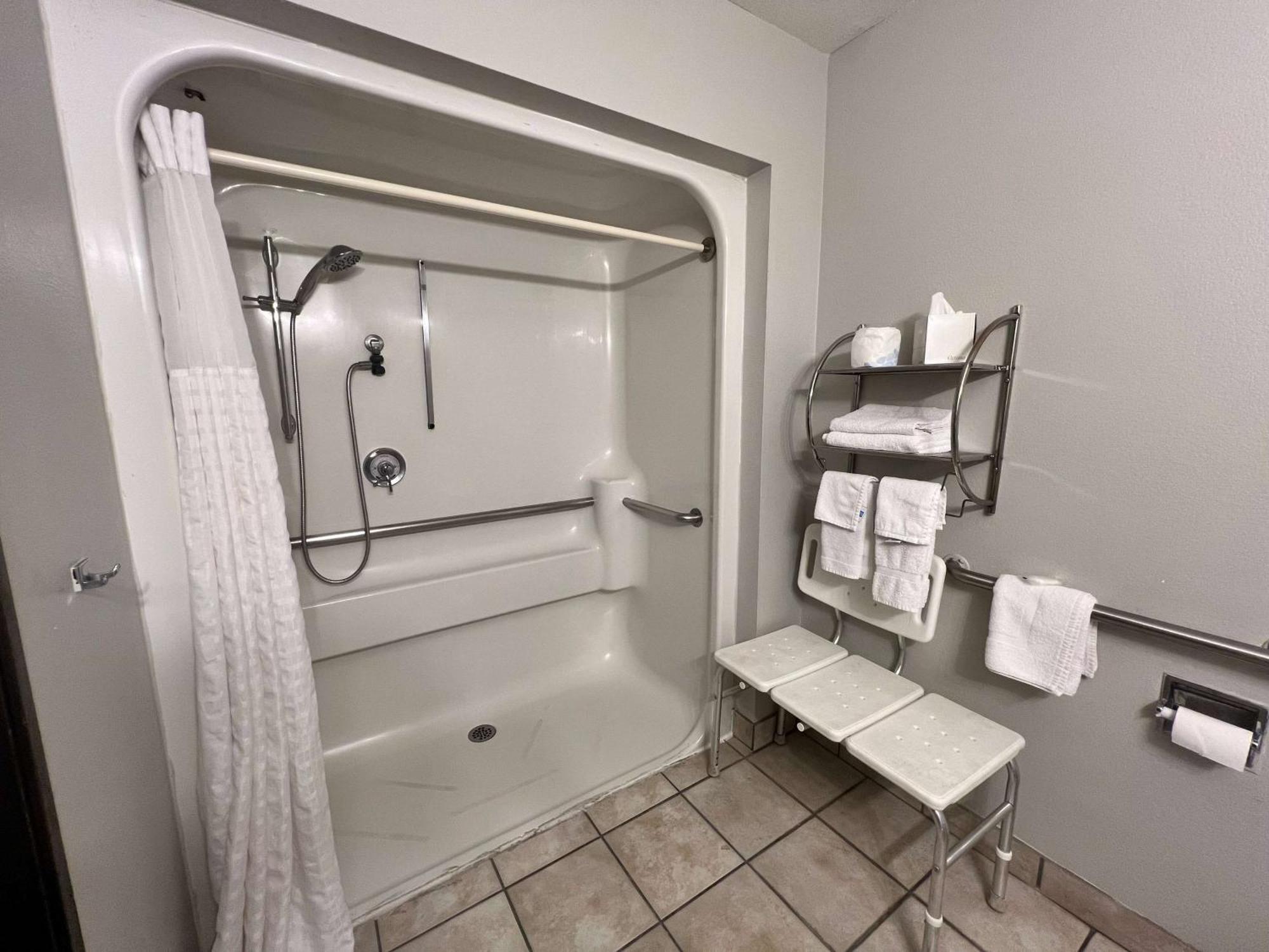 Antelope Inn & Suites Clearfield Bagian luar foto