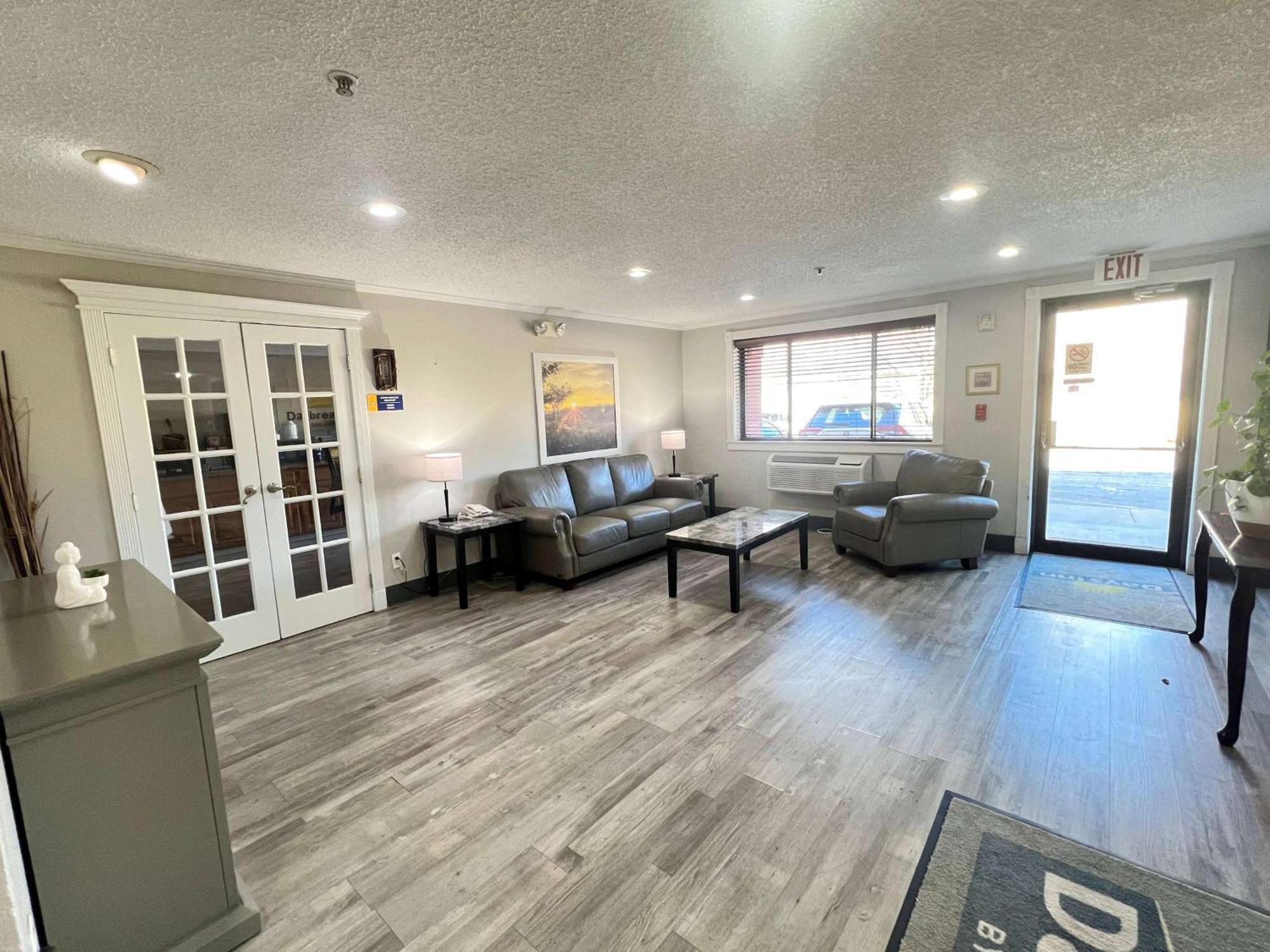Antelope Inn & Suites Clearfield Bagian luar foto