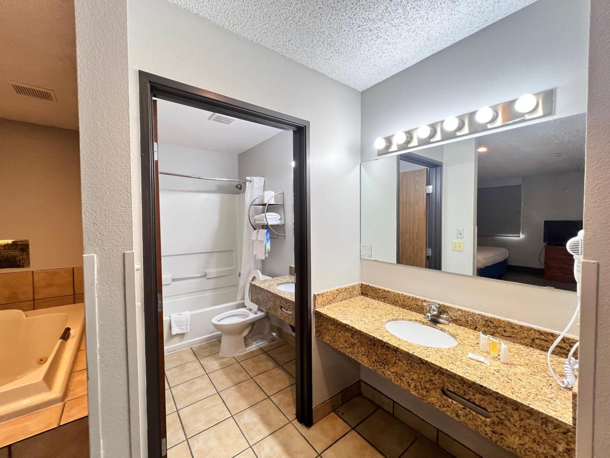 Antelope Inn & Suites Clearfield Bagian luar foto
