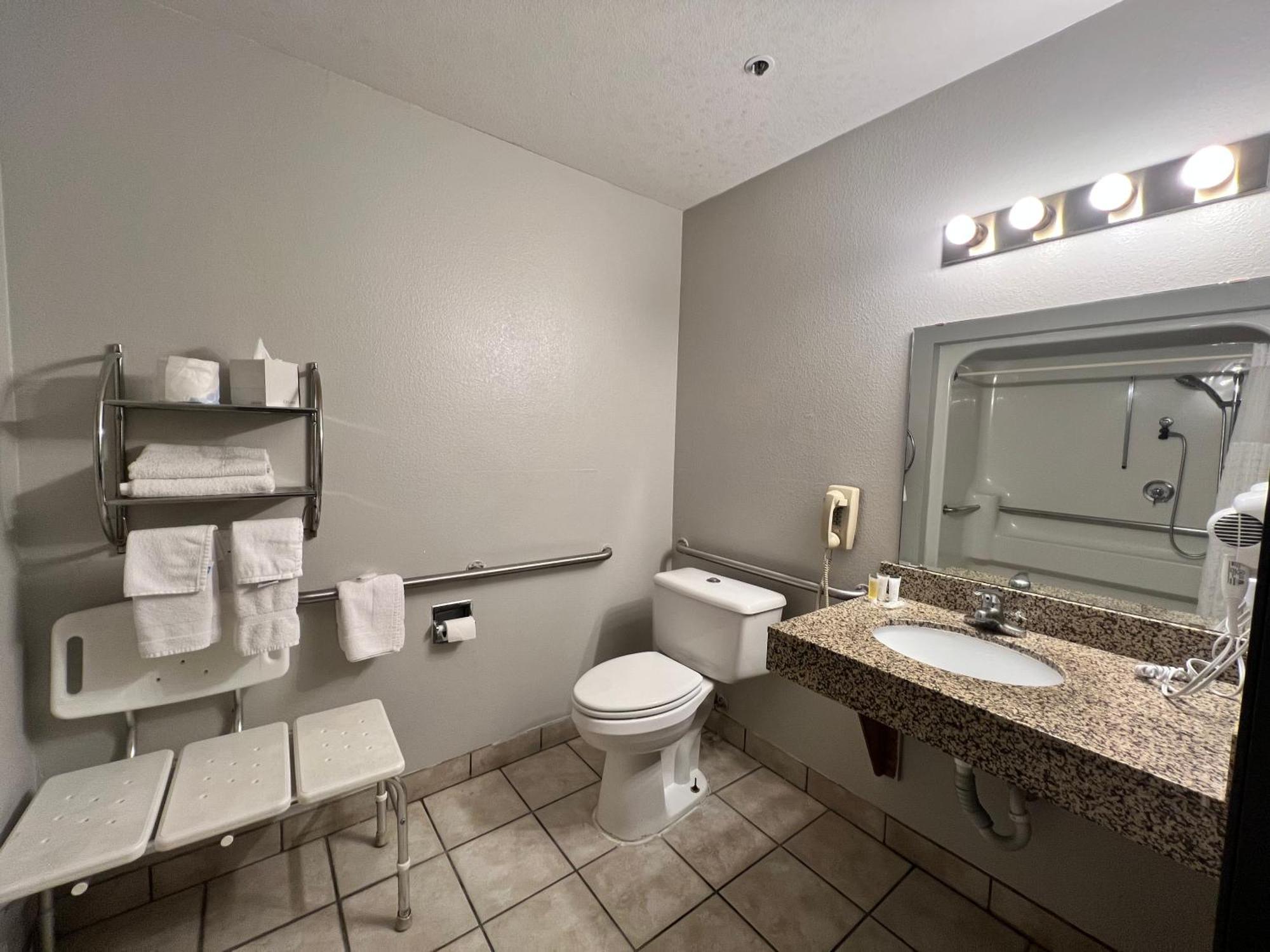 Antelope Inn & Suites Clearfield Bagian luar foto