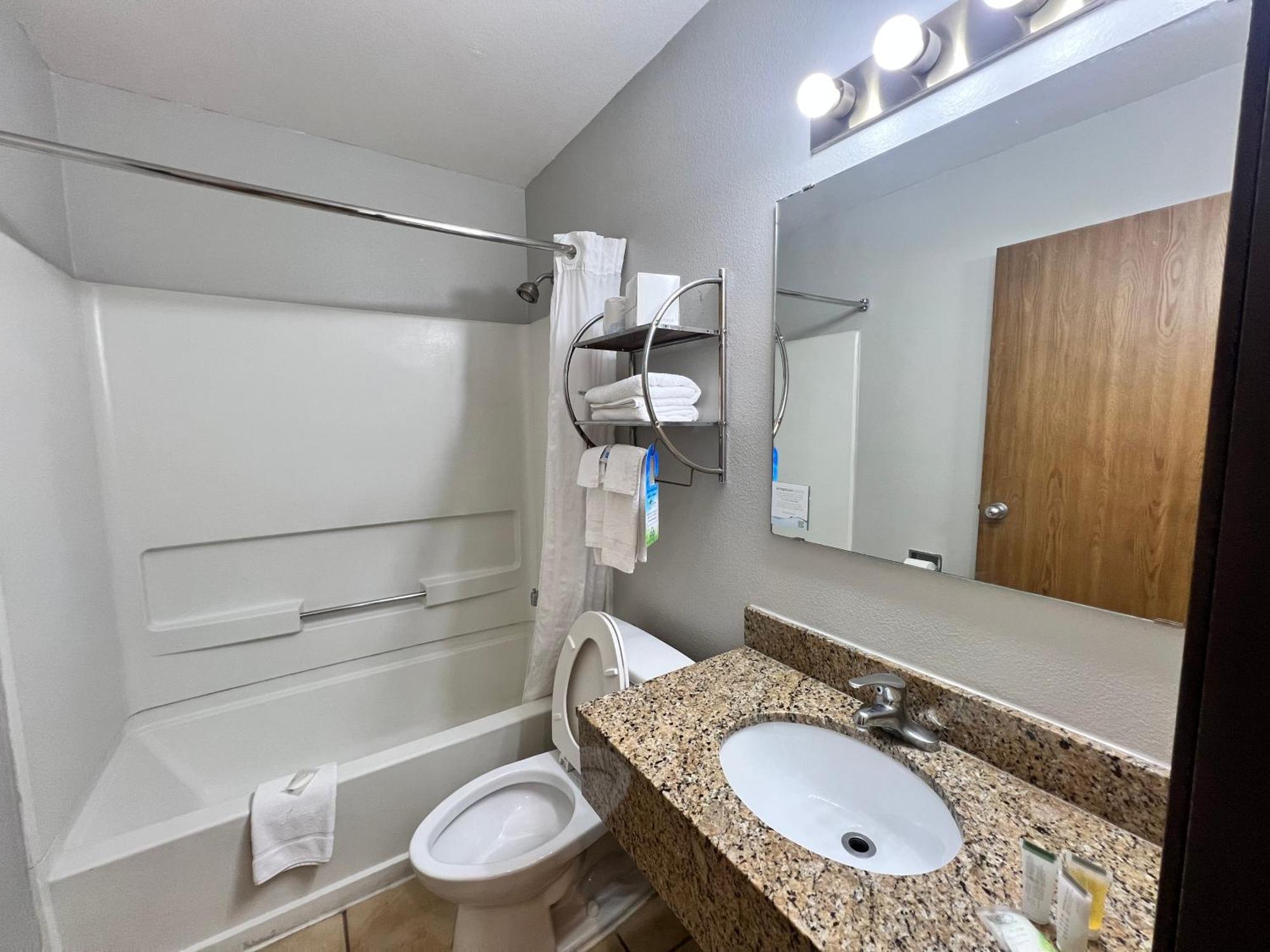 Antelope Inn & Suites Clearfield Bagian luar foto