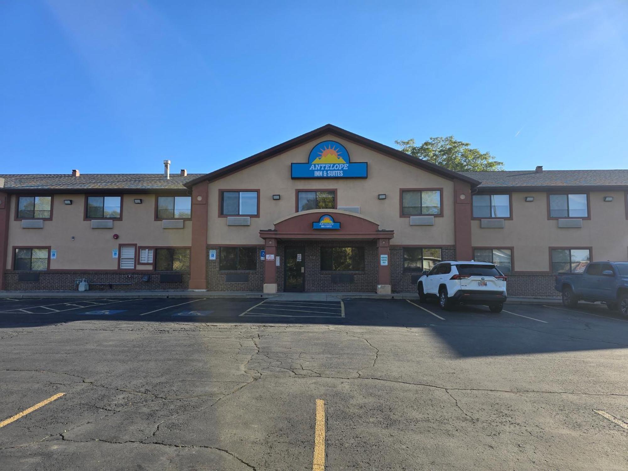 Antelope Inn & Suites Clearfield Bagian luar foto